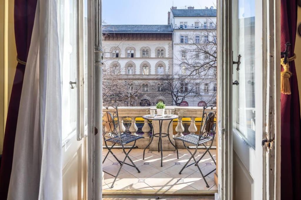 Jozsef-Corvin Central Budapeste Exterior foto